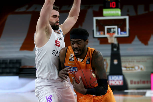 而阿尔瓦雷 而阿尔瓦雷